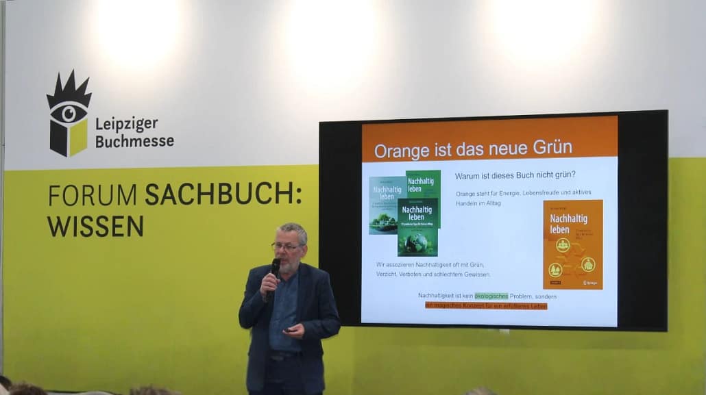 Das Foto zeigt Michael Wühle bei der Vorstellung seines neuen Buchs "Nachhaltig leben - 77 praktische Tipps für deinen Alltag" auf dem Forum Sachbuch - Wissen der Leipziger Buchmesse 2026.