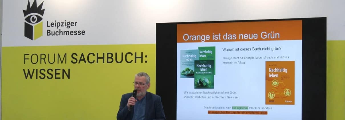 Das Foto zeigt Michael Wühle bei der Vorstellung seines neuen Buchs "Nachhaltig leben - 77 praktische Tipps für deinen Alltag" auf dem Forum Sachbuch - Wissen der Leipziger Buchmesse 2026.