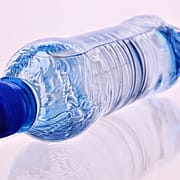 Eine Flasche Mineralwasser, davon trinkt jeder Deutsche im Schnitt 165 Liter pro Jahr