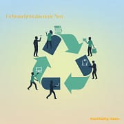 Minimalistische Illustration im Silhouetten-Stil zum Thema Kreislaufwirtschaft und Secondhand-Konsum. Mehrere dunkle Personensilhouetten stehen um ein großes, kreisförmiges Pfeilsymbol in Teal- und Grüntönen. Die Personen tauschen Symbole für Gebrauchtwaren wie Laptops, Smartphones, Bücher und Kleidung aus. Der Hintergrund ist ein freundlicher, heller Farbverlauf in sanften Blau- und Beigetönen.