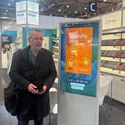 Das Foto zeigt Michael Wühle auf der Leipziger Buchmesse 2026 am Stand von Springer Nature, wo er sein neues Buch „Nachhaltig leben – 77 praktische Tipps für deinen Alltag“ präsentierte. Das Foto zeigt Michael Wühle auf der Leipziger Buchmesse 2026 am Stand von Springer Nature, wo er sein neues Buch "Nachhaltig leben - 77 praktische Tipps für deinen Alltag" präsentierte.
