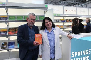 Michael Wühle präsentiert sein Buch "Nachhaltig leben - 77 praktische Tipps für deinen Alltag" am Stand von Springer Nature auf der Leipziger Buchmesse 2026.