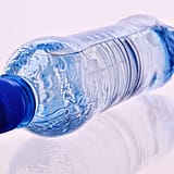 Eine Flasche Mineralwasser, davon trinkt jeder Deutsche im Schnitt 165 Liter pro Jahr
