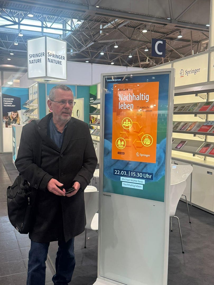 Michael Wühle, Buchautor und bekannter Fachmann für Nachhaltigkeit ist ein zertifizierter Experte für Energieeffizienz und synthetische Treibstoffe Das Foto zeigt Michael Wühle auf der Leipziger Buchmesse 2026 am Stand von Springer Nature, wo er sein neues Buch "Nachhaltig leben - 77 praktische Tipps für deinen Alltag" präsentierte.